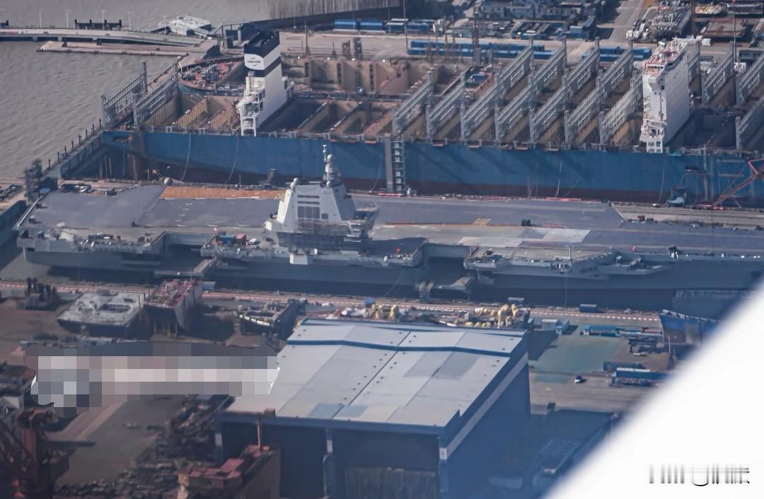 【2023年建造中的福建舰航母】