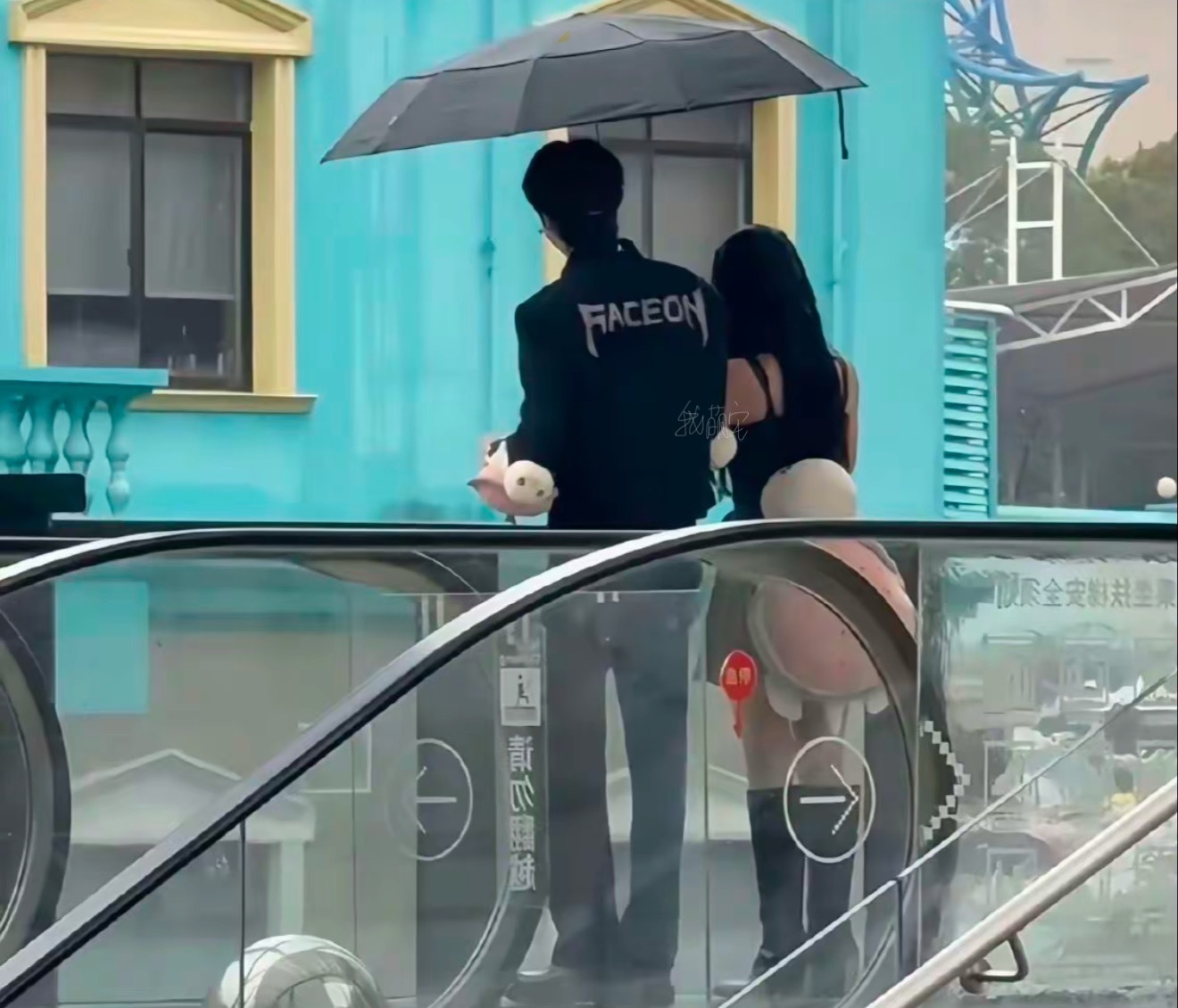欣林感应[超话]  🖤 欣林感应  你好星期六  捡到两张后背视角[努力] 