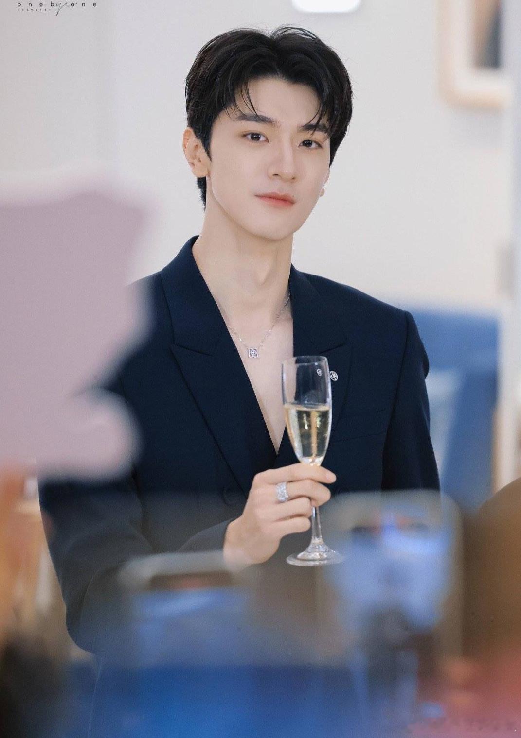 林一真不愧是被称为现偶的神，今日份的活动图依旧很完美！！#林一[超话]# ​​​