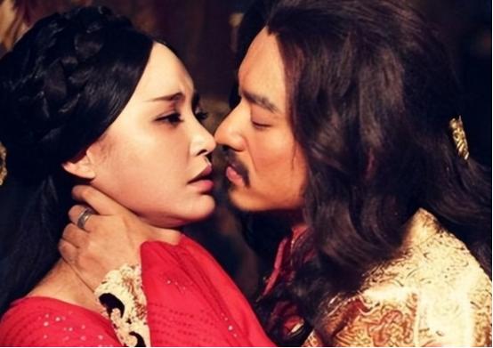 隋朝，14岁的义成公主被嫁给了65岁的老可汗，新婚之夜，老可汗丝毫不怜惜年幼的公