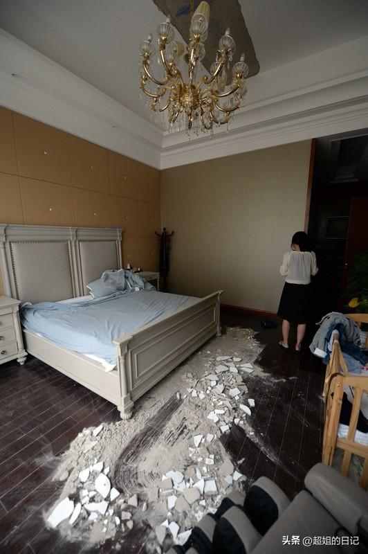 是太脏需要清理了，
如果是板材或者油漆就需要擦一下，如果是粉刷的，就需要重新粉刷