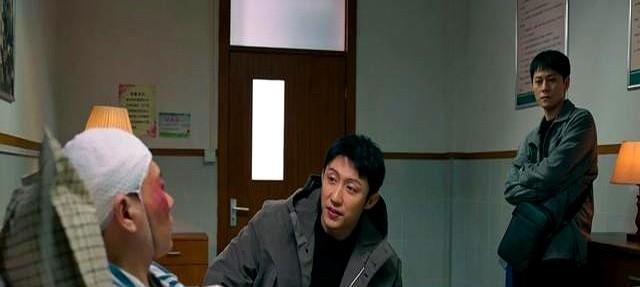 干掉你的不是对手，是你隔壁工位的兄弟。
你以为的战友，在实时转发你的聊天记录。