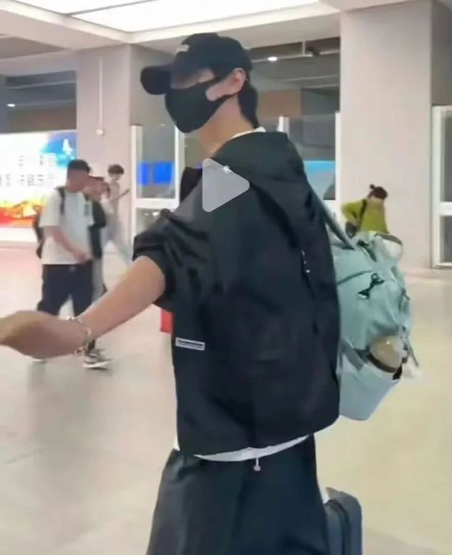 田栩宁再次陷入舆论风波，被曝疑似背着妈咪包偷偷生子，又与滕泽文爆出复杂情感纠葛。