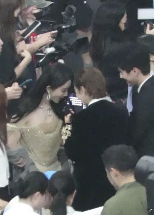 杨紫高叶刘昊然热聊杨紫高叶刘昊然三人聊嗨了！杨紫高叶刘昊然聊嗨了大家都这么熟嘛居