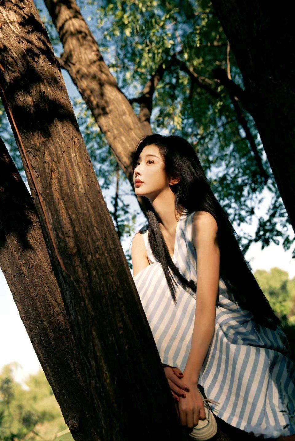 #孔雪儿黑长直温柔风#孔雪儿最新的营业照来啦，黑长直发型也好温柔啊，这就是我心中