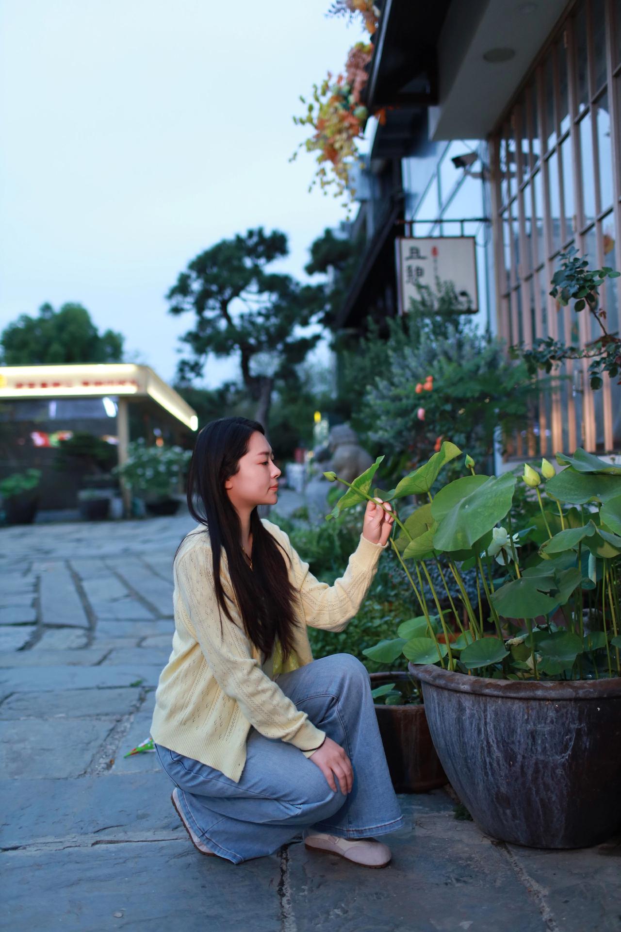 小姐姐水缸边江南会让人变得温婉 古镇古街古风拍照分享 庭院古风打卡 古风房子庭院