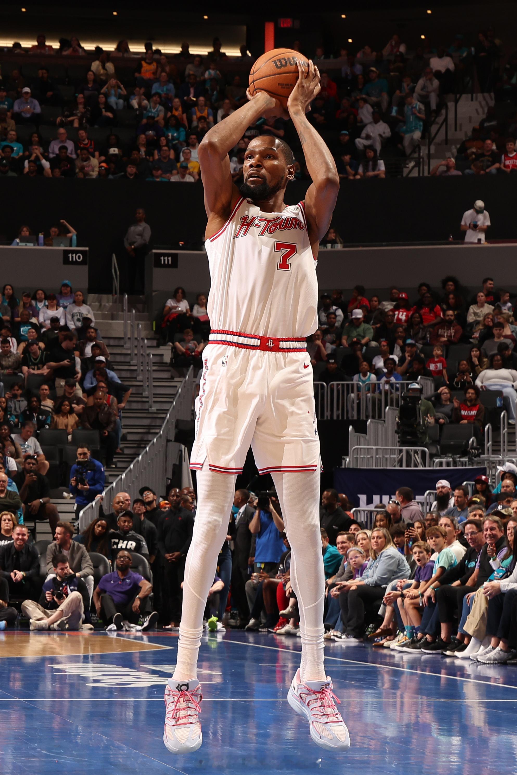 记者：“关于今天比赛中每个人的努力，你最喜欢哪一点？”杜兰特：“我喜欢我们在第一