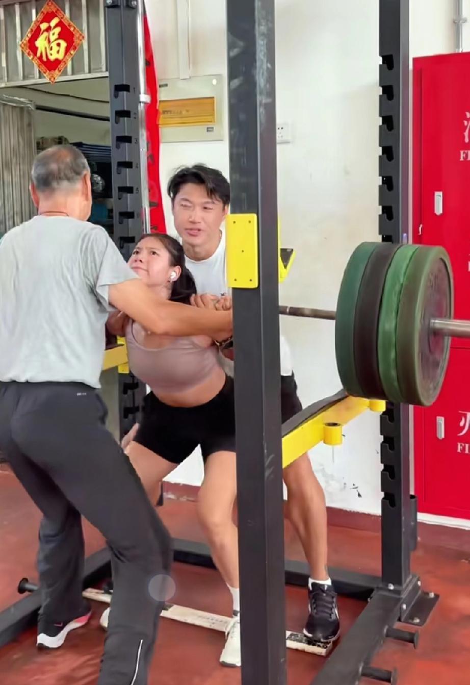 160kg深蹲，她当热身。
孙海平亲自带，刘翔的路，她正在踩。
别人说她不行，她