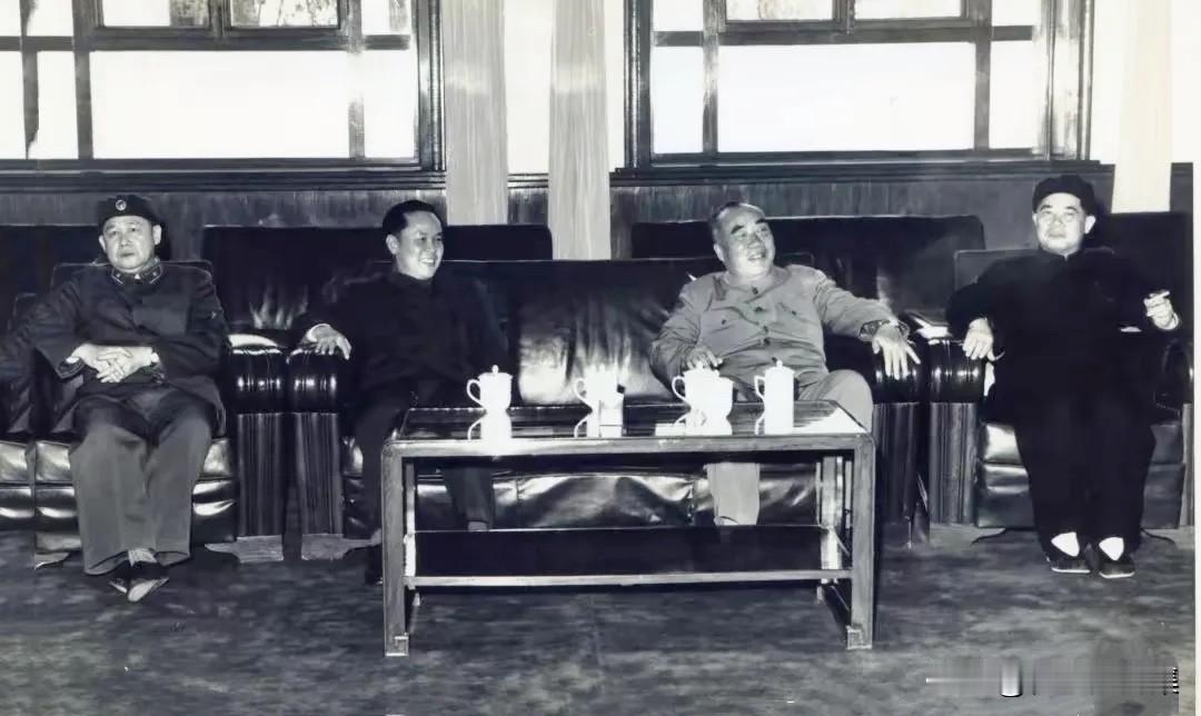1964年3月，朱德元帅（右二）到广西省视察工作期间，与韦国清上将（左二），欧致