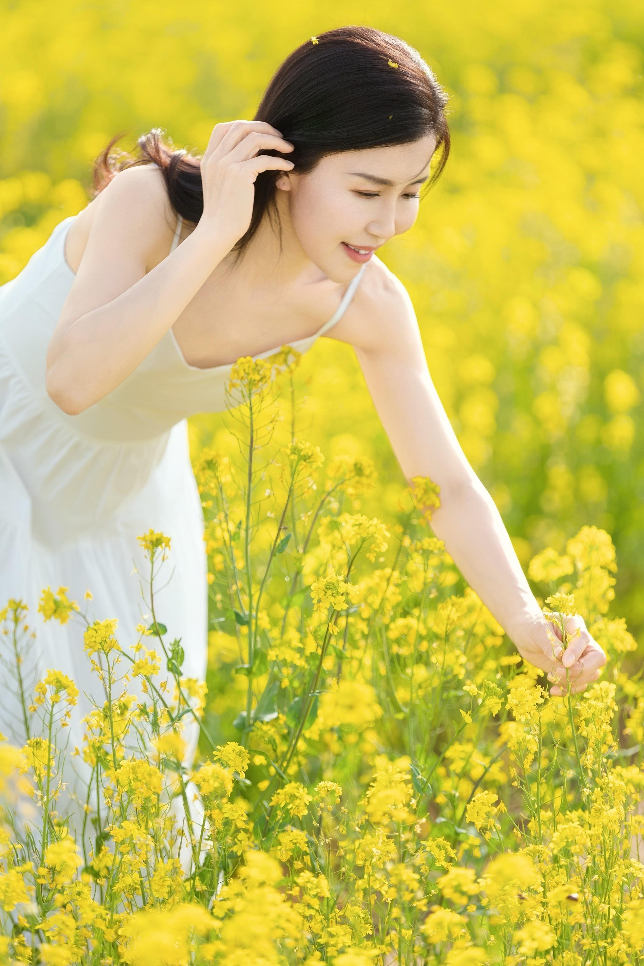 春天的风带着花香，我在那片花海中，期待与你的相遇