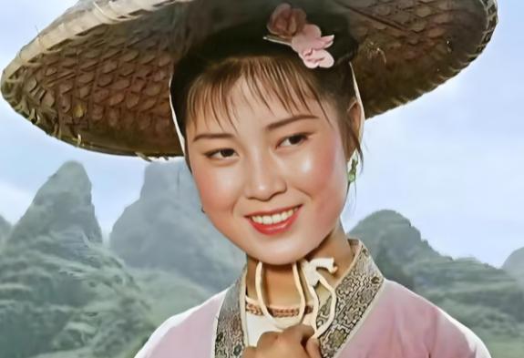 她是中国第一个执行死刑的明星，却在刑场上大喊不公平，1992年，靠“刘三姐”这个
