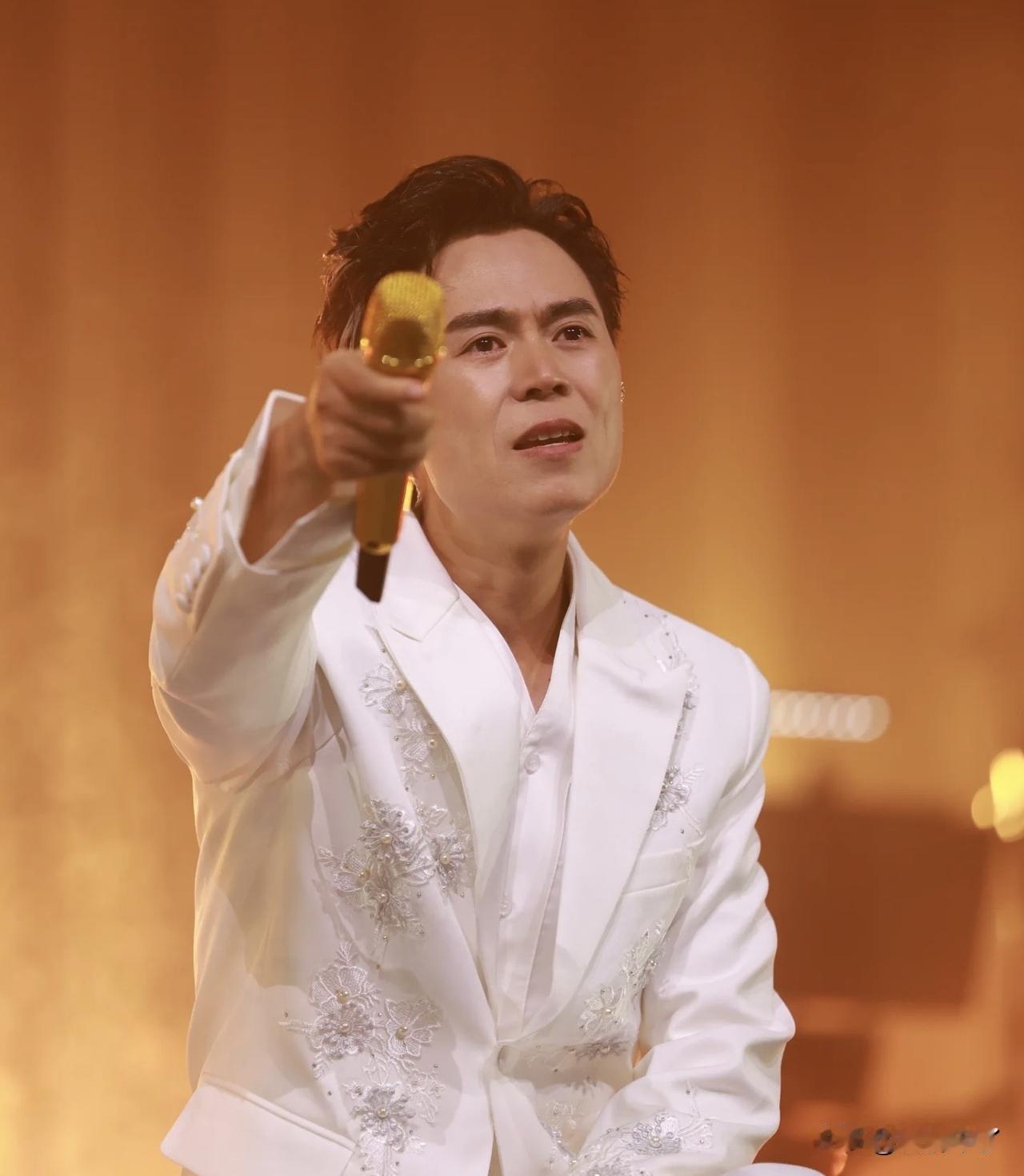 马健涛开启全国巡回演唱会，看到票价不禁大吃一惊。最高档的晚宴VIP票标价6800