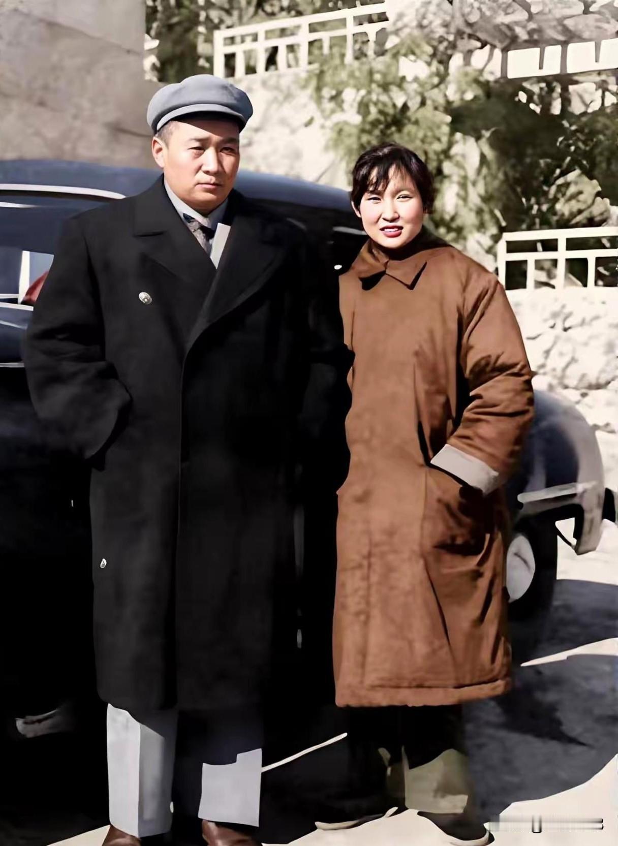 清廉典范，浩浩家风！
50年代中期，毛主席长女李敏和哥哥毛岸青在大连的合影