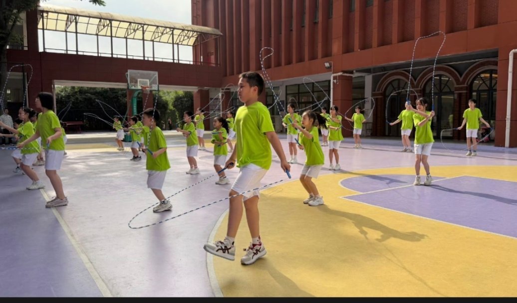 我小时候体育课不这样 过去体育课枯燥单一，如今的长沙学校运动是习惯，坚韧与自信在