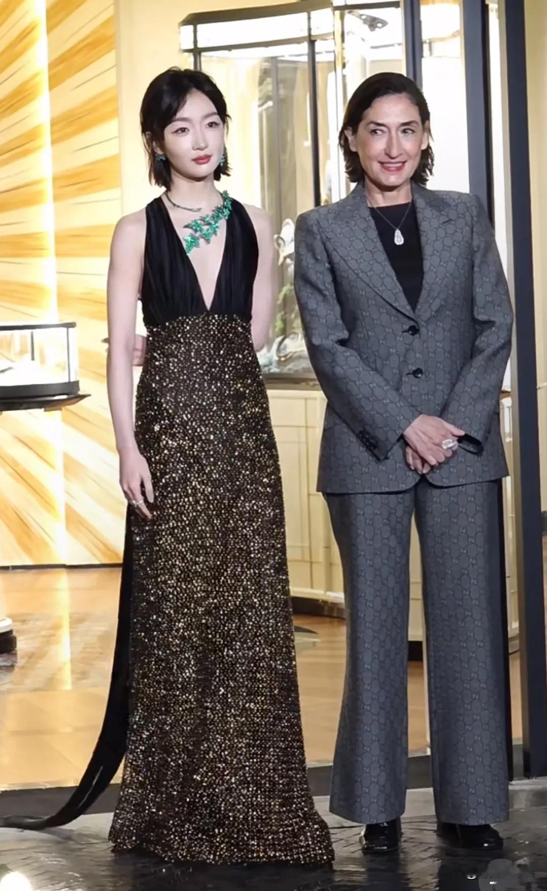 只有我觉得，周冬雨很漂亮吗？气质独特，五官非常有辨识度。[呲牙]
周冬雨在上海出