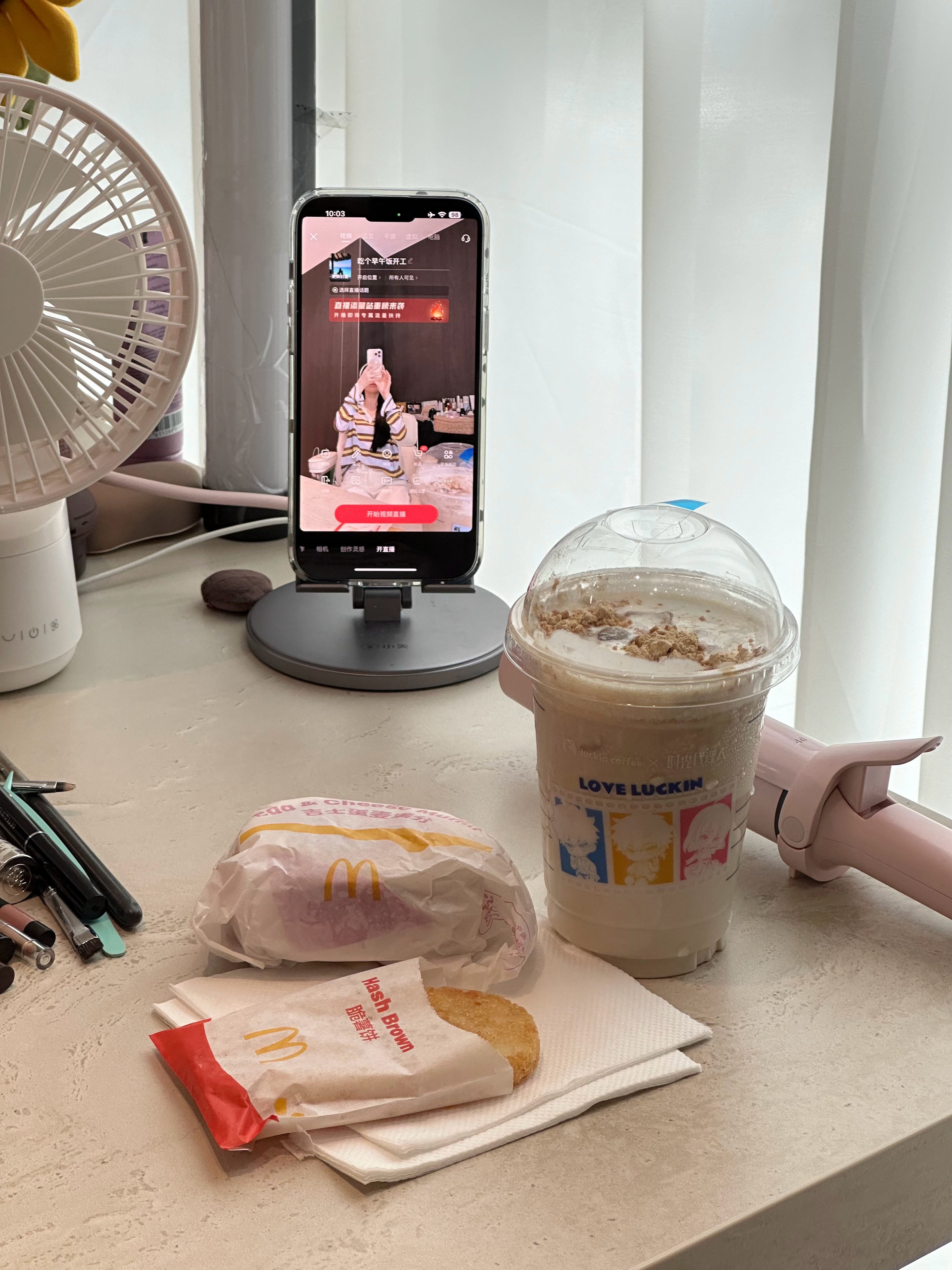 周一你好 吃个早午饭播一会 ​​​