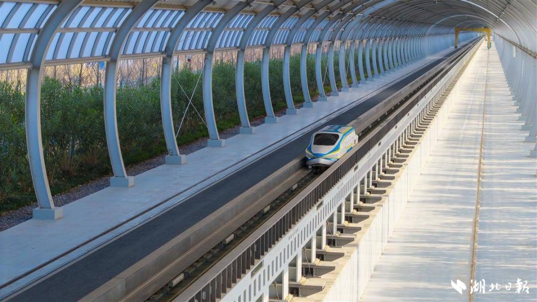 据湖北东湖实验室消息，科研人员通过悬浮支撑和电磁推进的方式，仅用5.3秒就将11