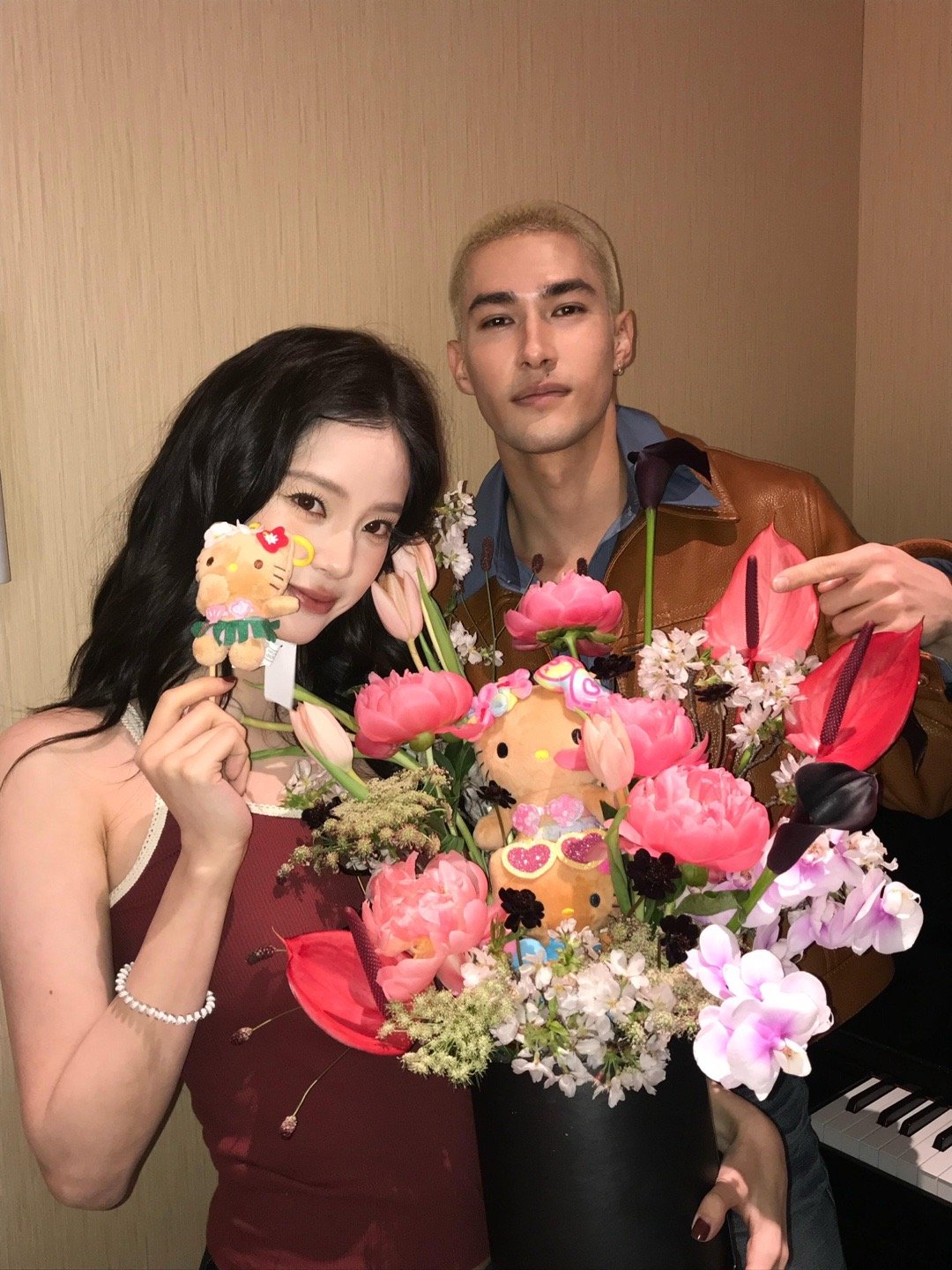 米卡送了欧阳娜娜黑皮kitty咪总太会了！和惊喜合作后给嘉宾送上夏威夷黑皮kit