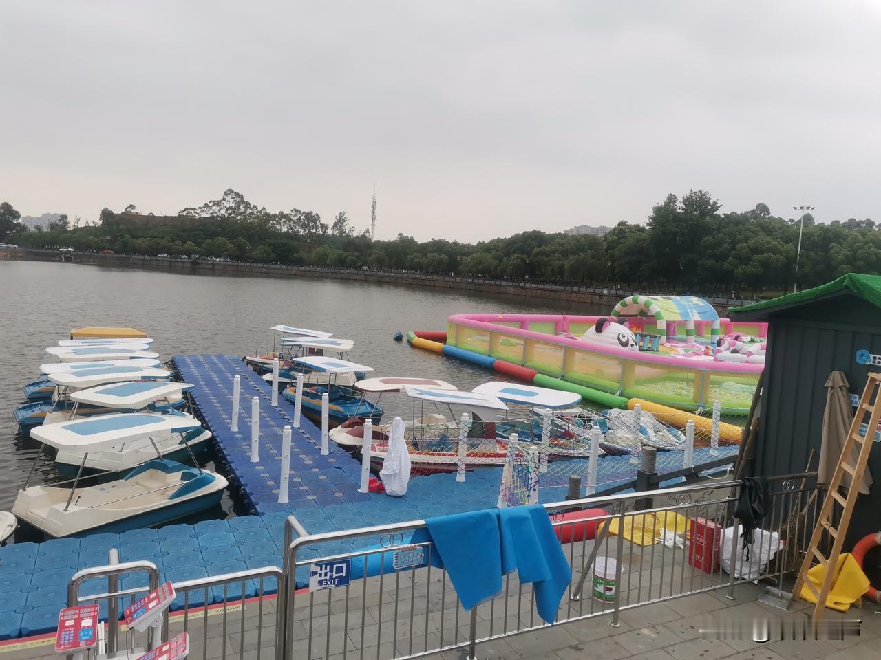 今天(5月8日)下午，我又来到了赣州市南康区百家姓和谐城广场。这里一直是大家休闲