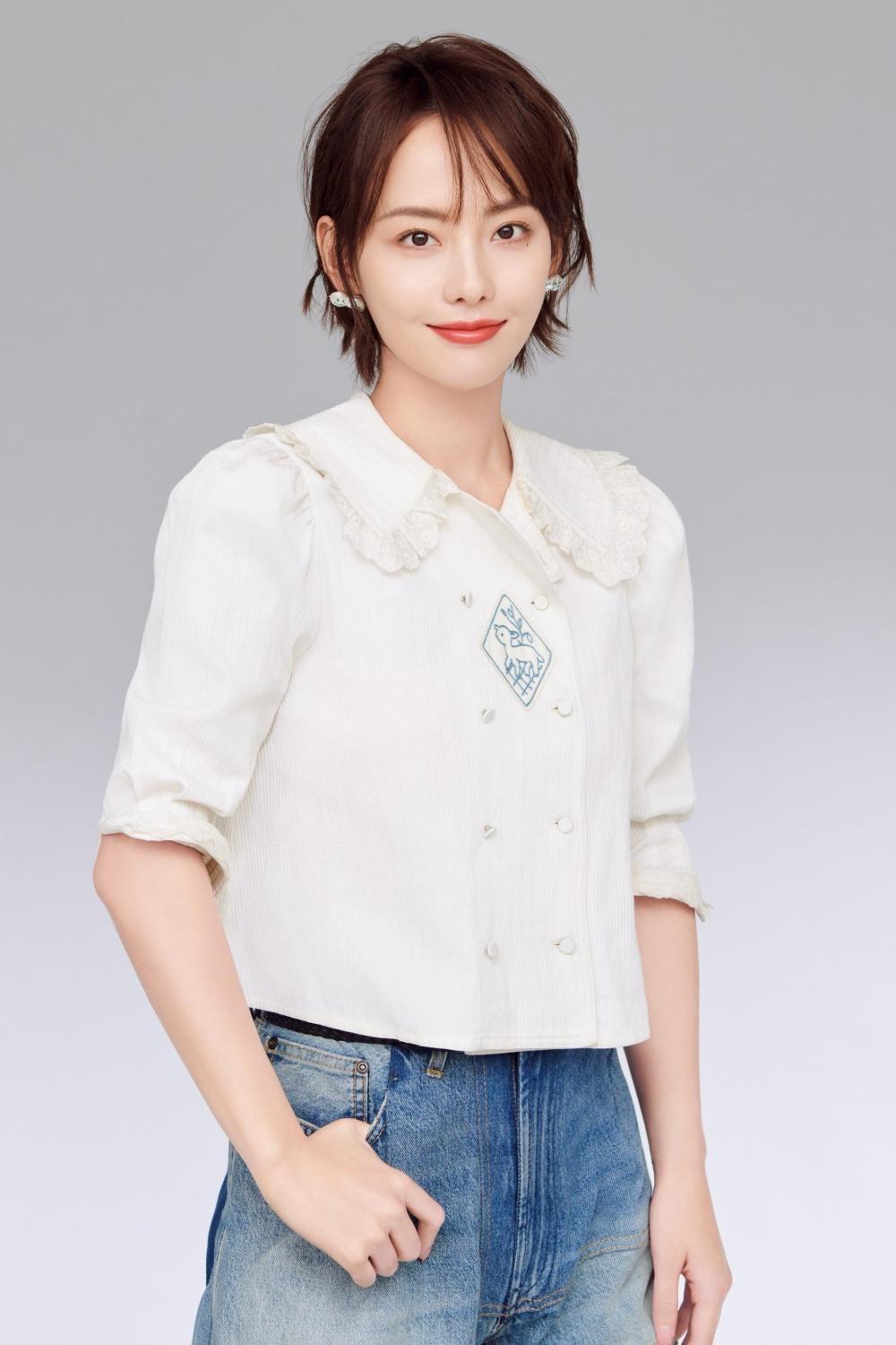 赢了张嘉倪的邵晴，安徽人，他是2001年出生的北电学生，和陈飞宇同班。他家庭背景