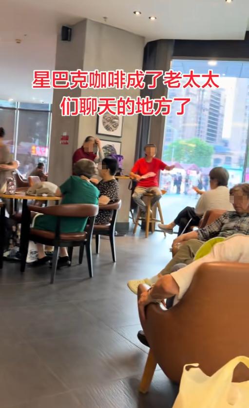 劝了不听，骂也不走，最后常州一家星巴克店员把空调关了，谁也别凉快！结果，大热天老