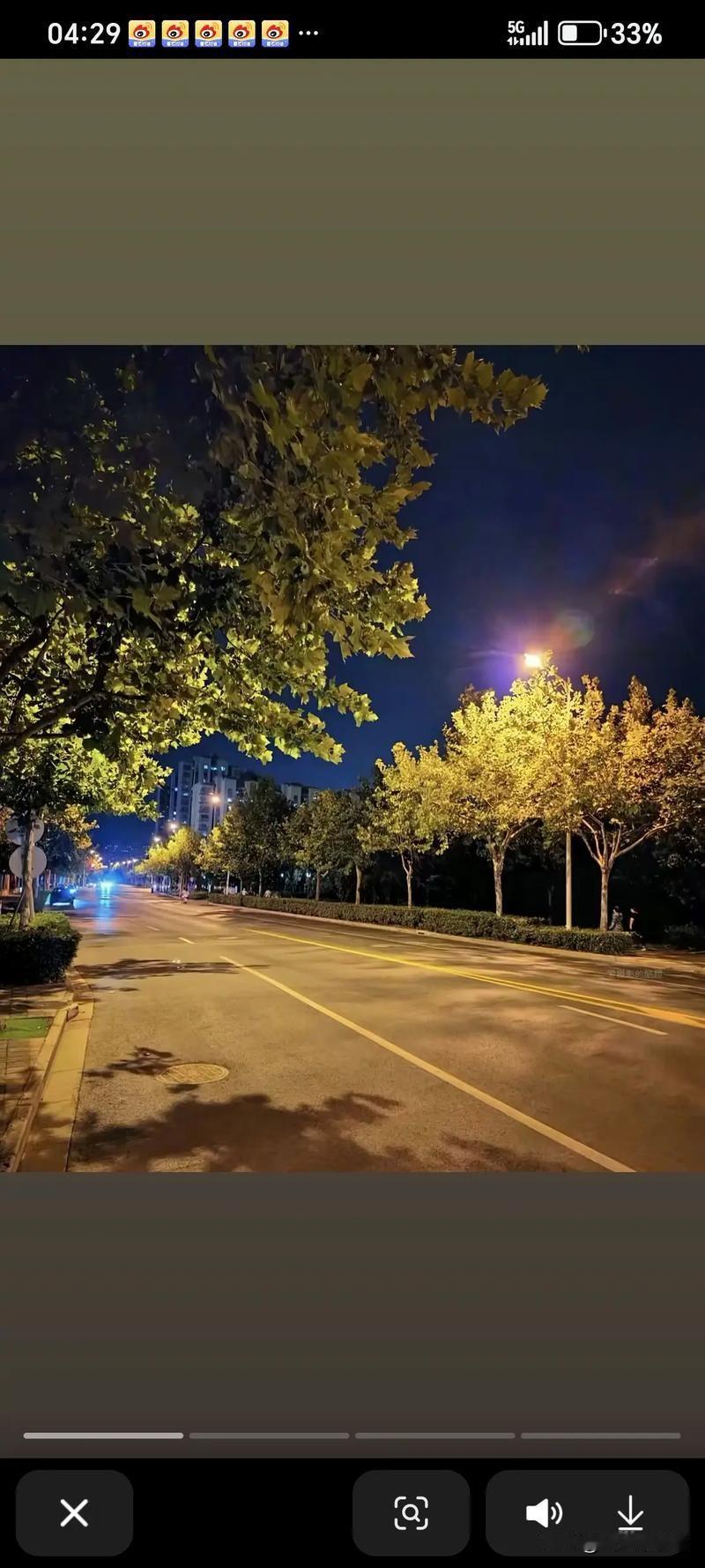 昨天晚上出去吃饭
旁边坐桌上一个年轻女士
在喝粥
桌上还有一碗盛好的粥
有点好奇