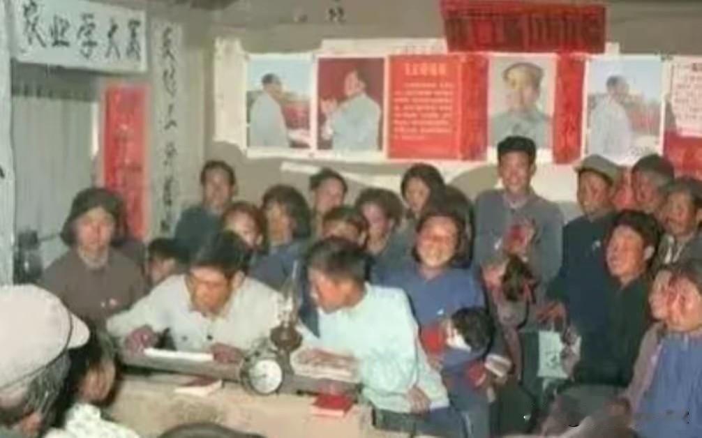 我曾担任生产队的业余记工分员。
那时，我还在读初中、高中，一到寒暑假，便会投身生