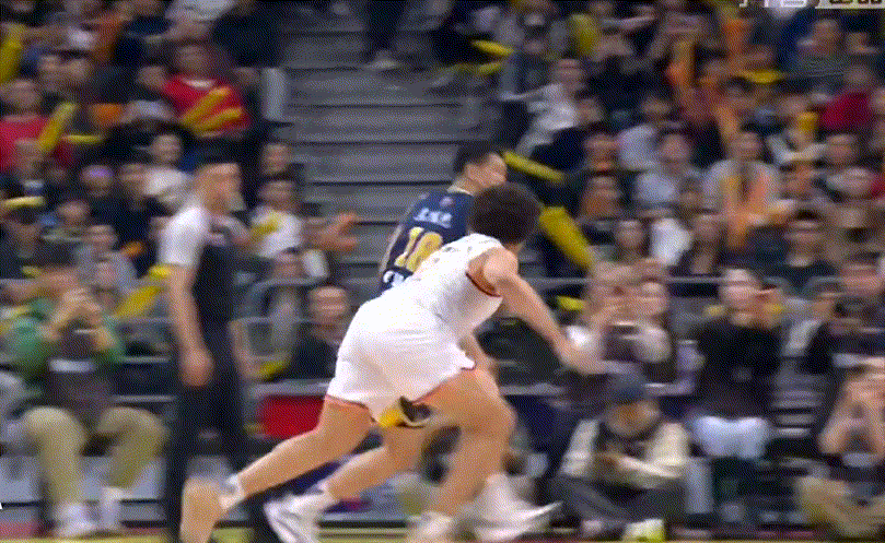 胡明轩三分也中！广东队这段时间突然下起了三分雨，分差缩小到个位数了，三分投开了就