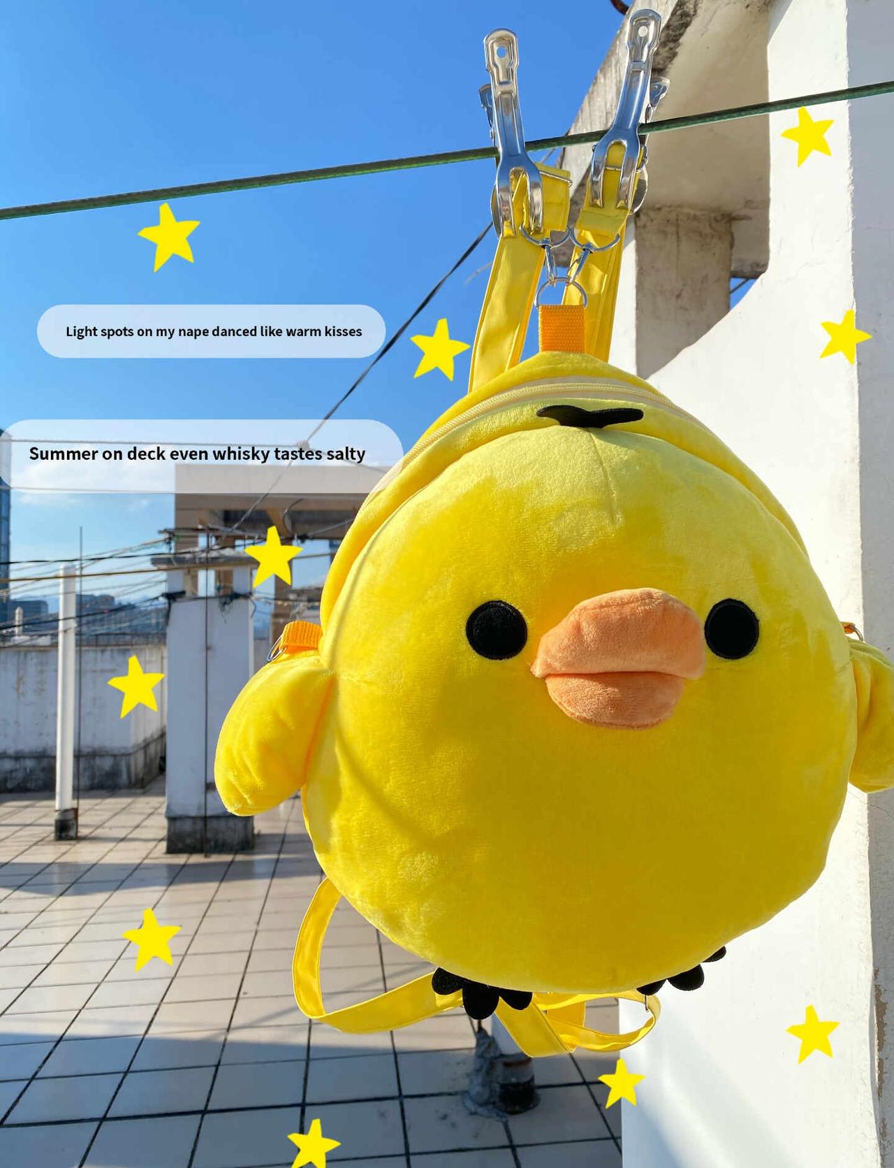 鼻孔鸡～🐤
带着小鸡晒太阳，萌鼠了……
可爱包包 小黄鸭 鼻孔鸡 轻松熊 鼻孔