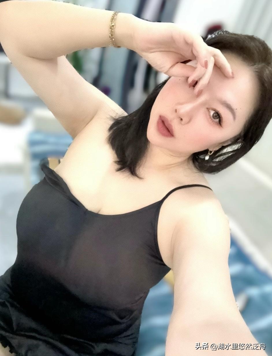 发现这张图片里的衣服
哪里不协调似的