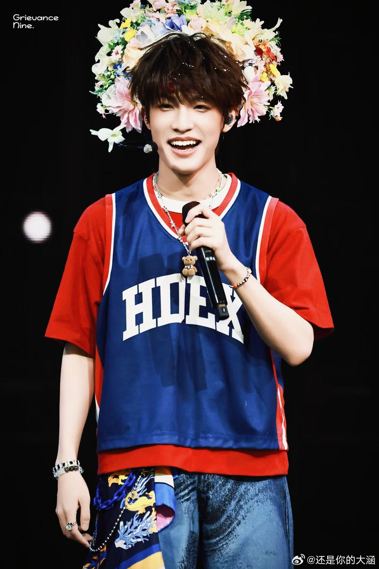 张泽禹卡点到公司很慌 对镜拍帅气营业，私下却是慌慌张张的打工人，梦里全是演唱会现