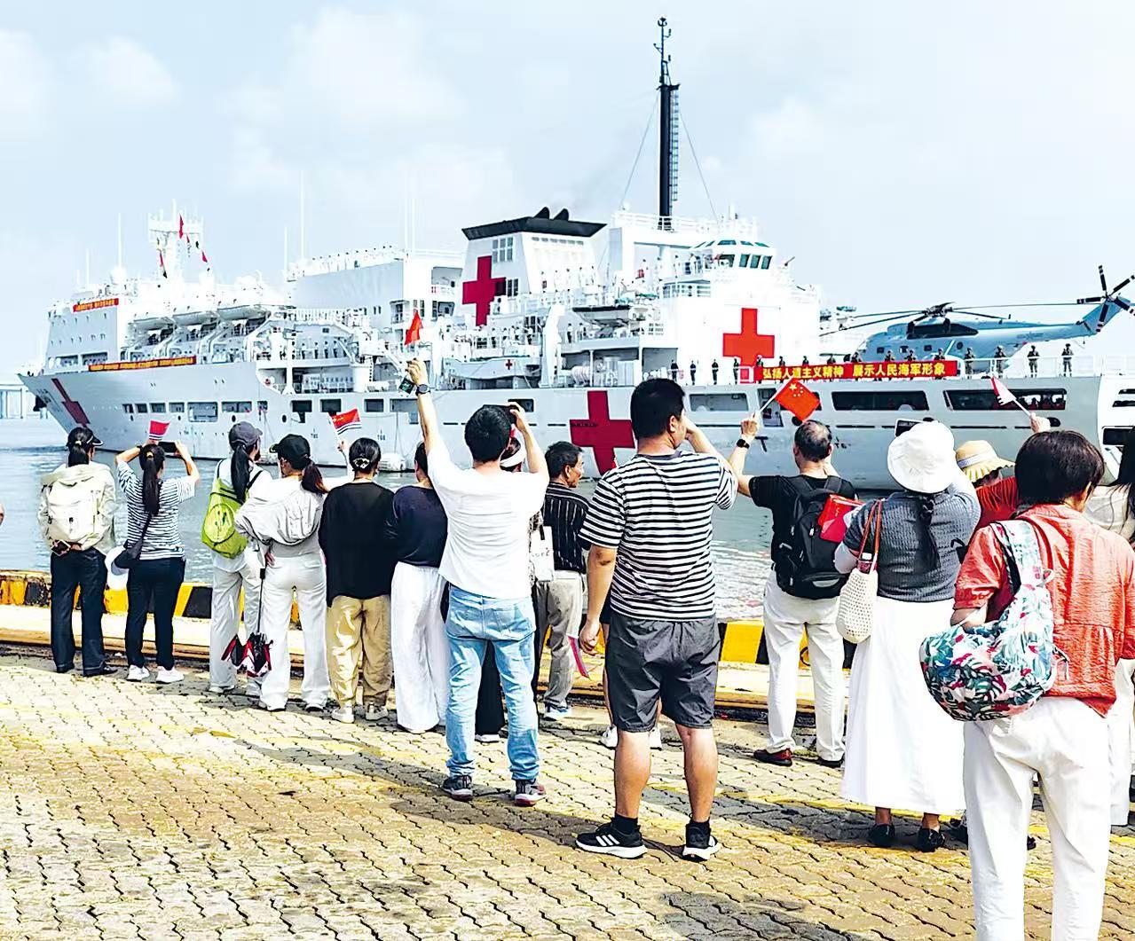 委内瑞拉海域“热闹了”，中方派出医疗舰强力支援，美军这下骑虎难下！近日，中国海军