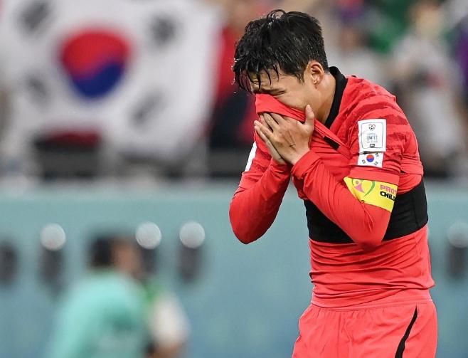 仅8名球员回国！韩国总统亲自道歉！韩国队未进入世界杯32强后，韩国足协宣布，不会