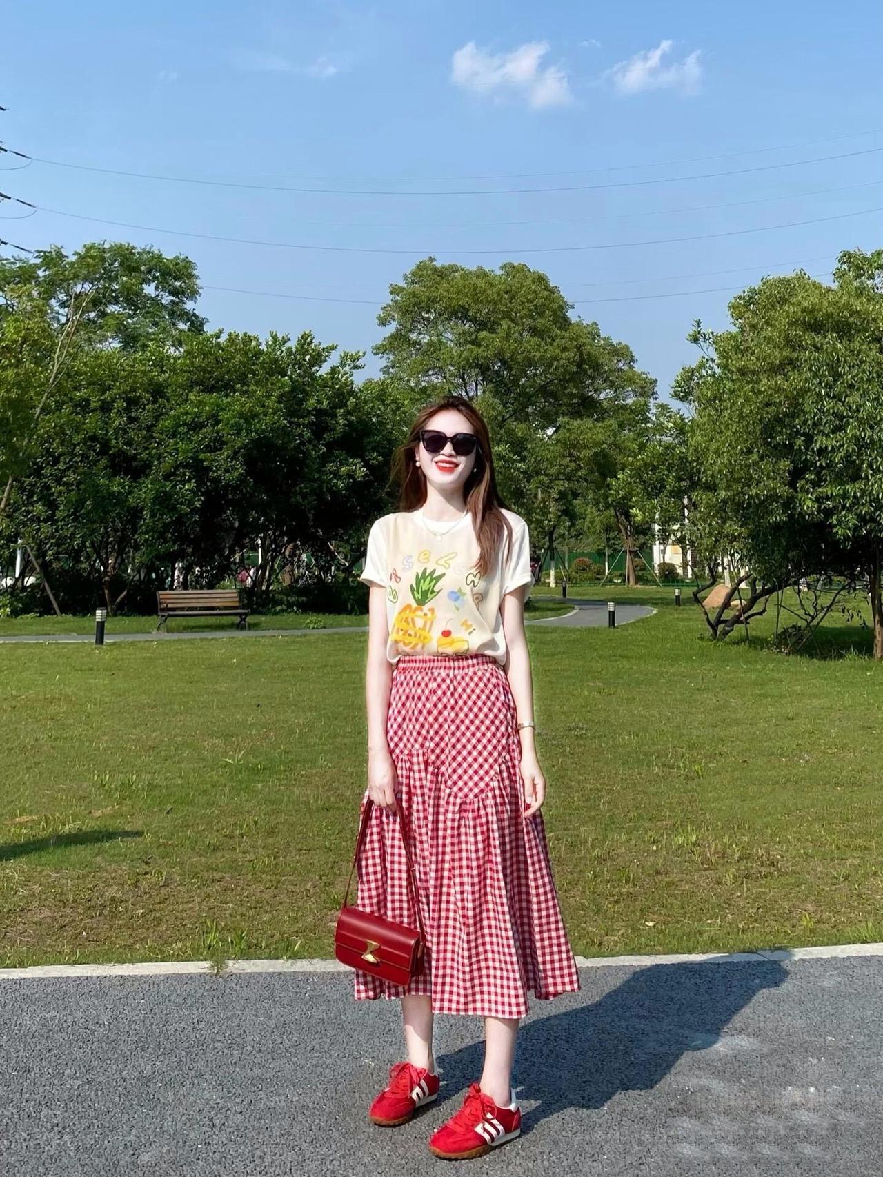 假期出游就这么穿，太美了！
红格半裙配印花T,元气又减龄；奶白蕾丝套装，
温柔氛