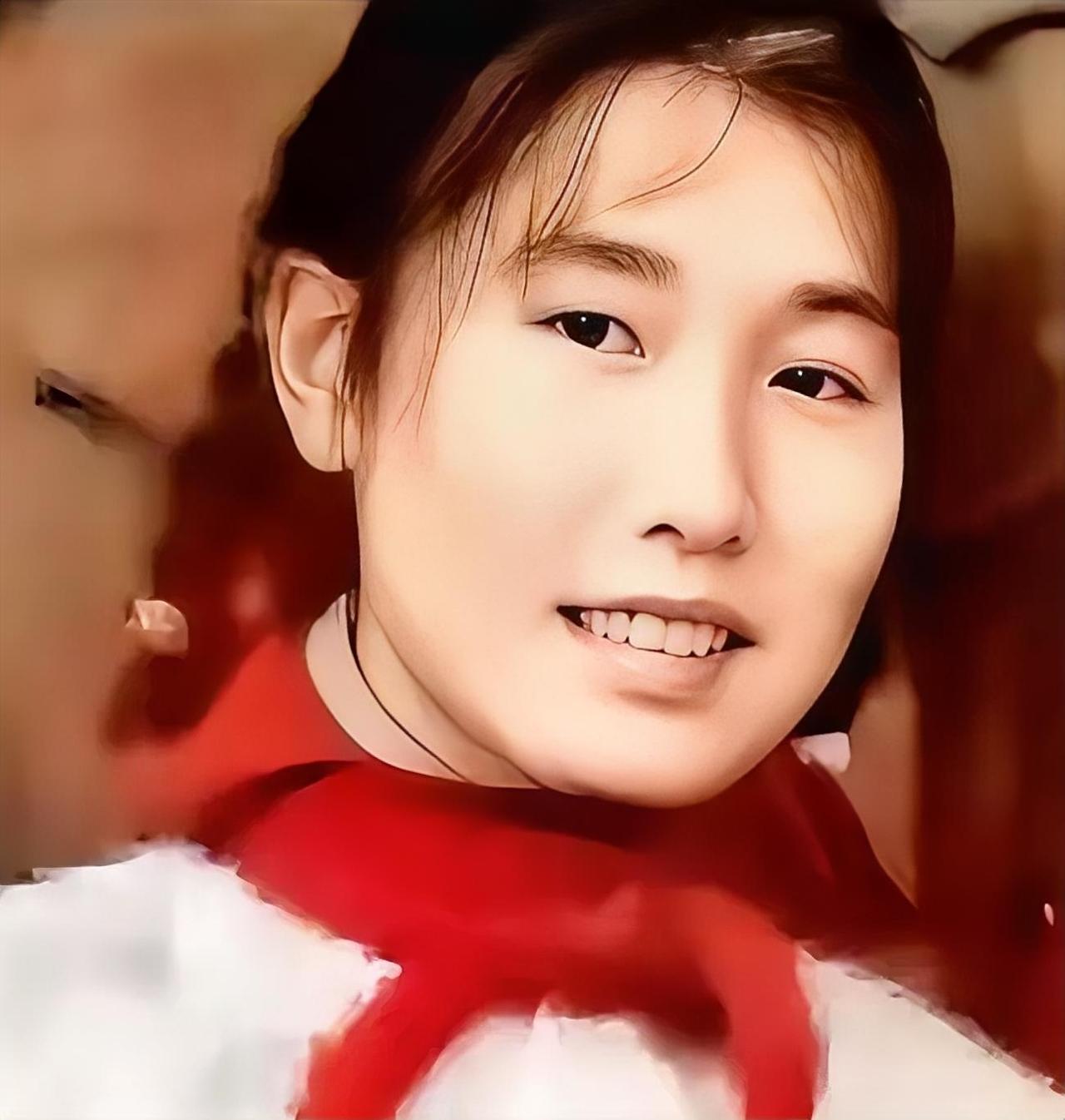 1973年，女知青黄丽萍带着农村丈夫回宁波探亲，没曾想，当丈夫看到墙上挂着的照片