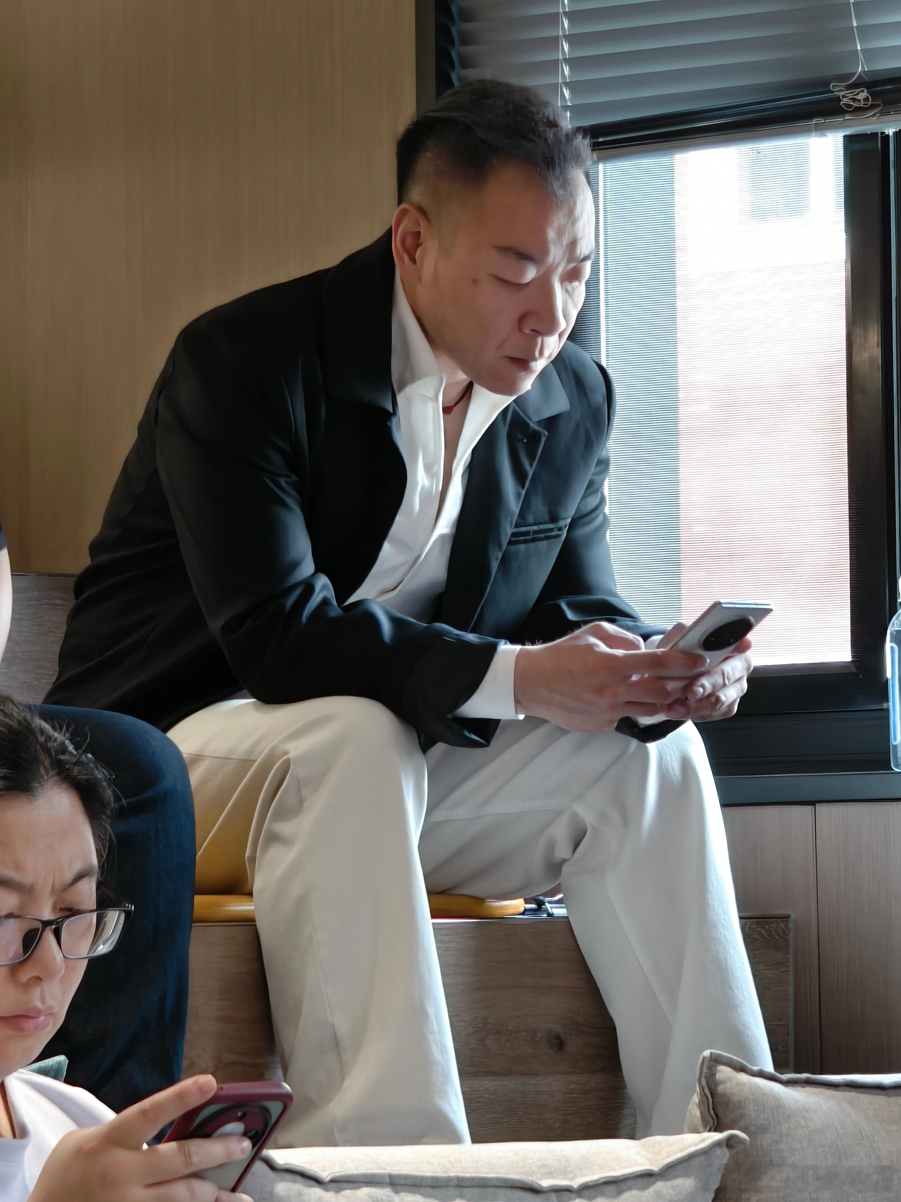 感谢，虽然他说的是让我戴老花镜