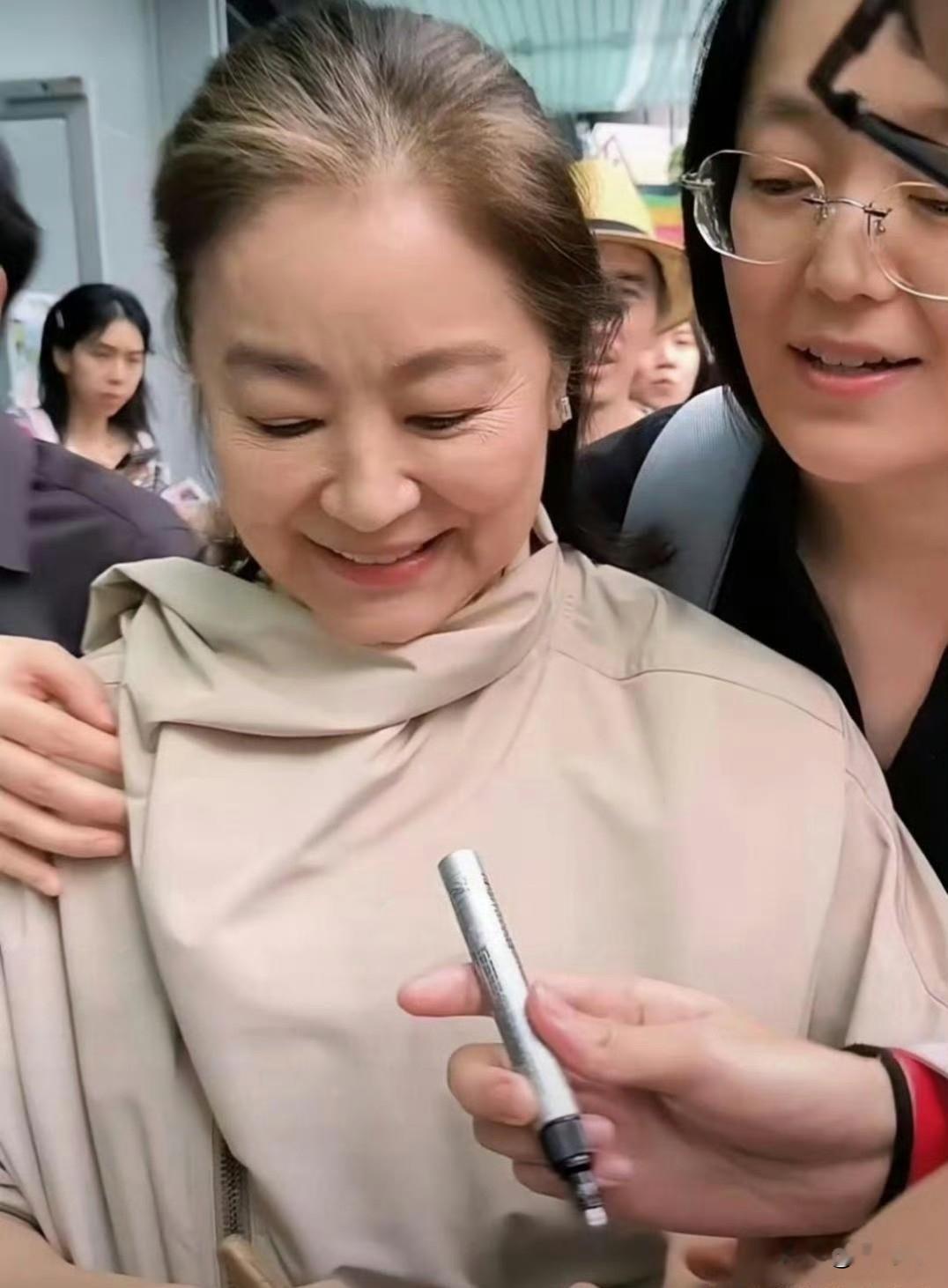 林青霞终究也慢慢变成老奶奶了。