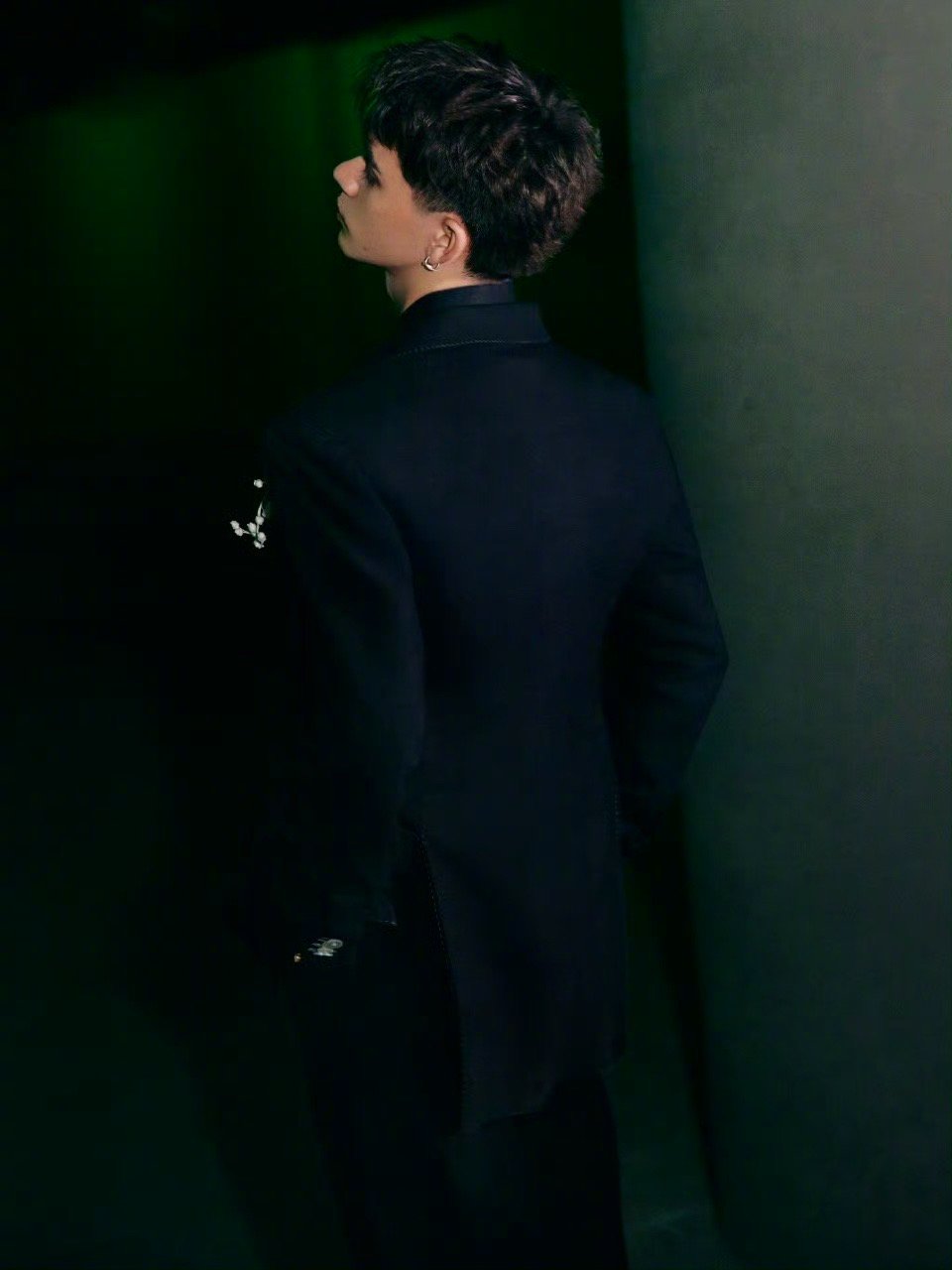 你是庆怜那他是谁 第八次时装周的庆怜太让人惊喜了！第一次走秀就以冷脸姿态踏上T台