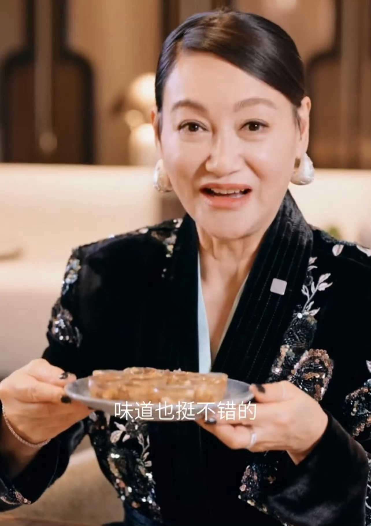 看出来惠英红是养生达人了，拿着茯苓膏介绍祛湿美容的功效，看到土笋冻又是一脸诧异的