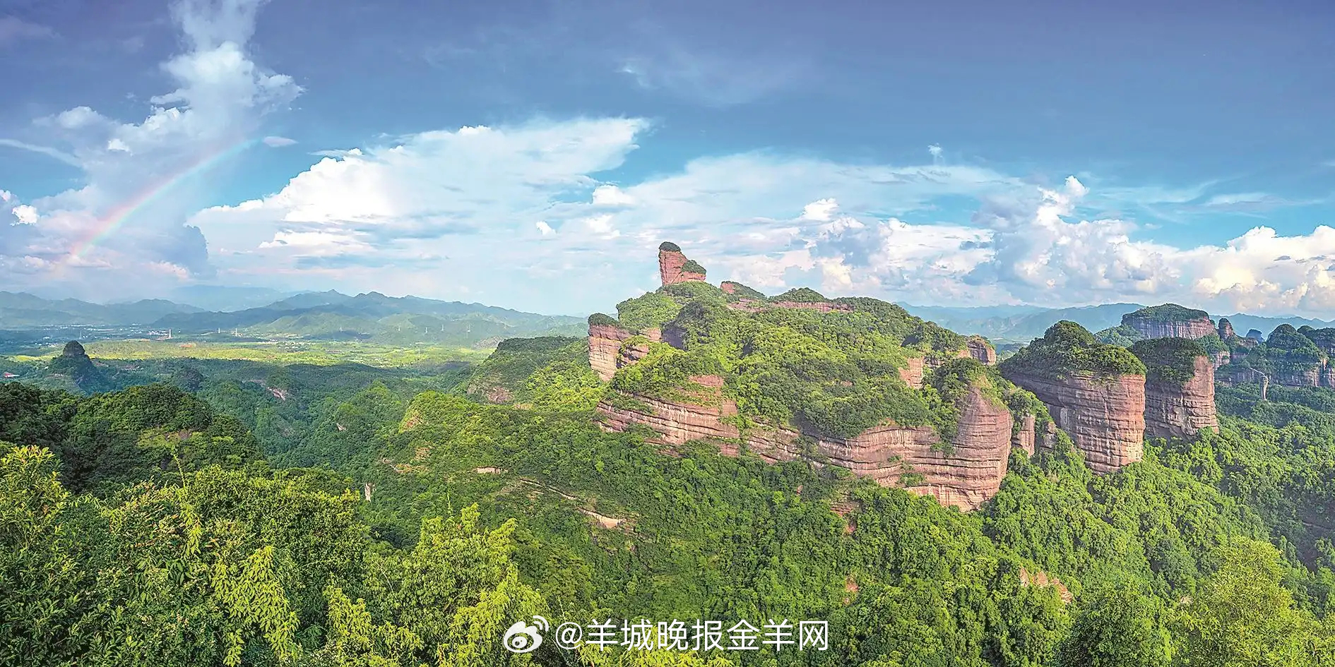 #早安# 把昨天的疲惫留给星空，用今天的脚步丈量新的可能。 ​​​
