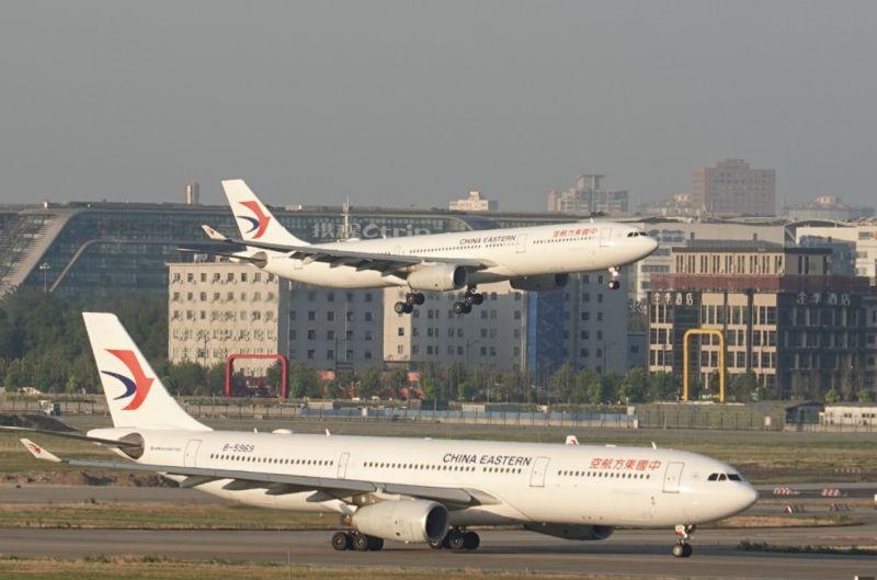 一架飞机从成都飞到台中，台湾沸腾了！机票秒光预约排到年底，这才是真正的民心所向