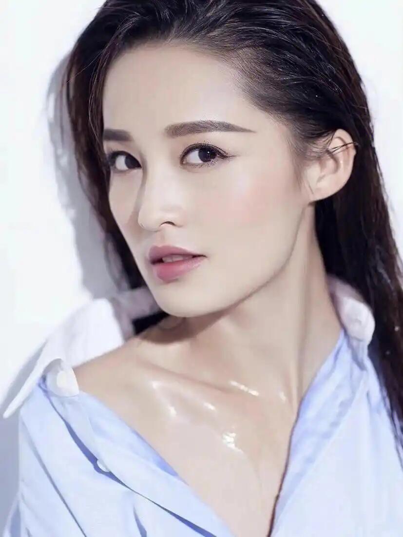 李沁，湿发头像，淡蓝衬衣，锁骨好美。李沁