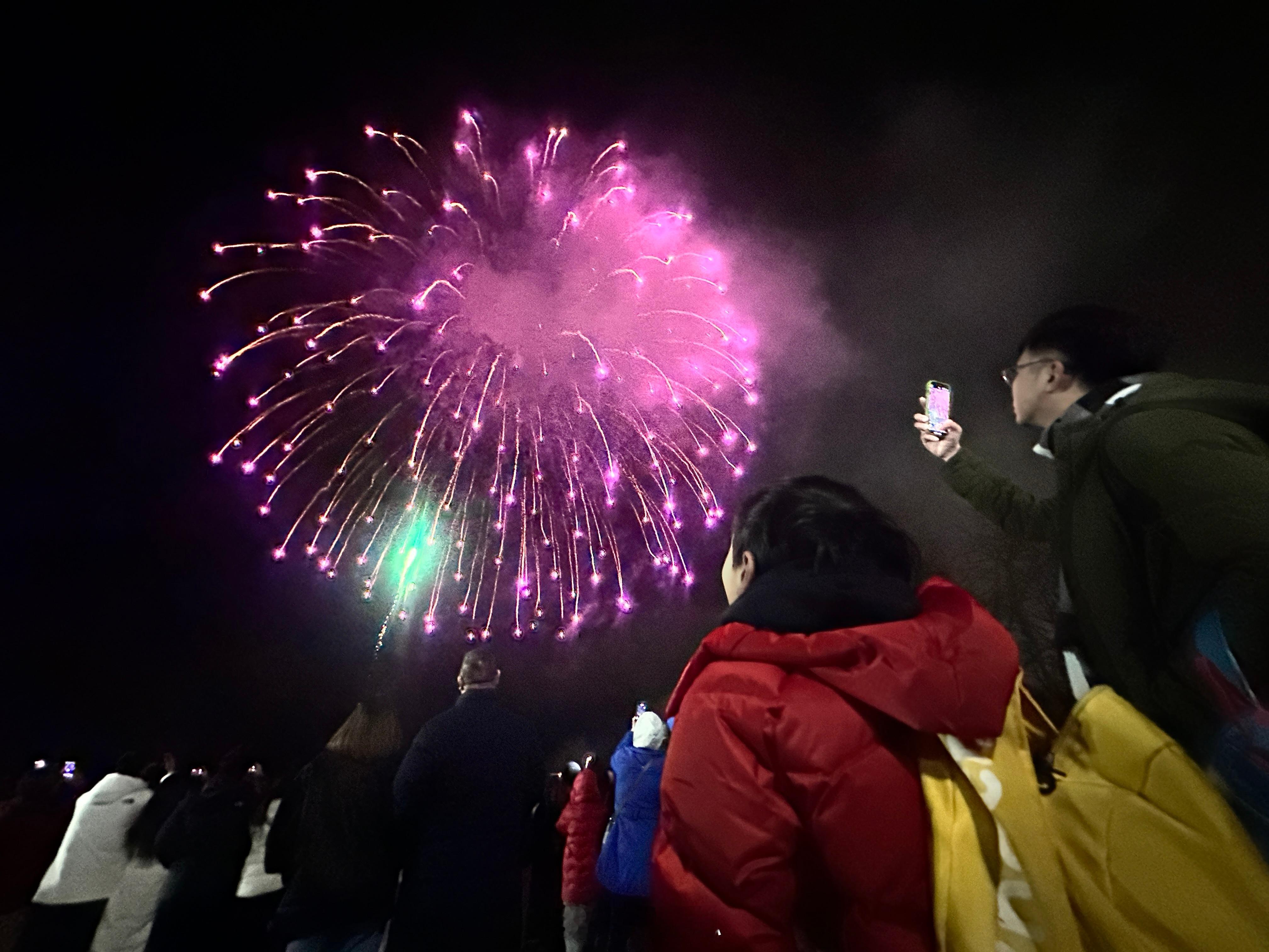 这周三场烟花，图1-2 静冈的，图3-4 香港的，图5-6 广州的[嘻嘻][嘻嘻