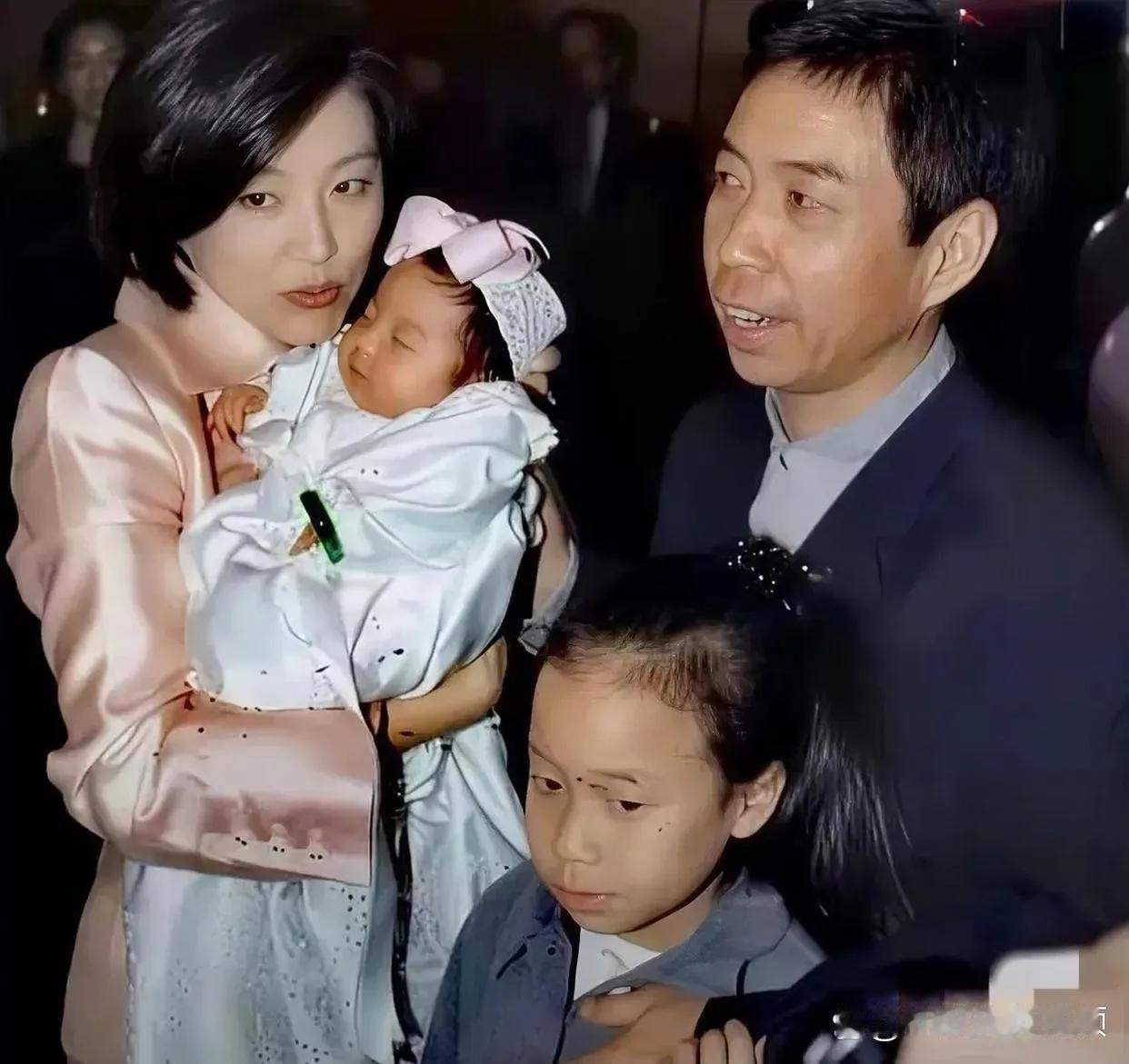 很多人纳闷林青霞咋看上了其貌不扬的邢李源，林青霞堪称华语影坛无可替代的绝代佳人，