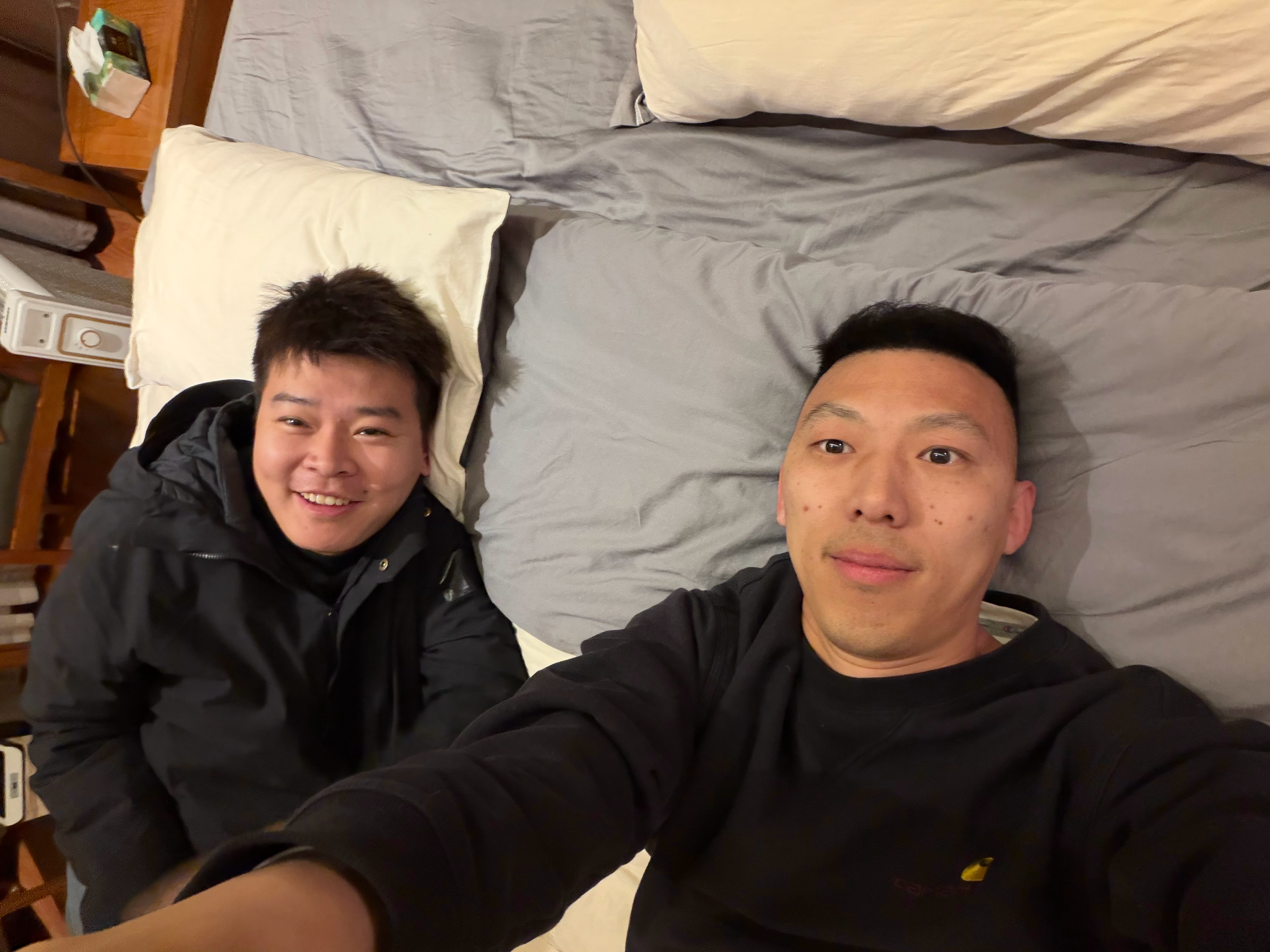 你快回来我俩在你床上等你呢