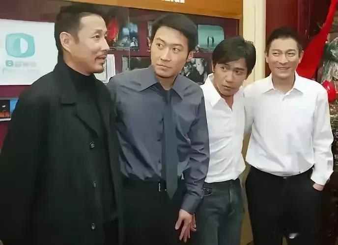 道明北方过去的，没带换的衣服，到了南方就反季了，所以其他三人诧异

三人心想，热