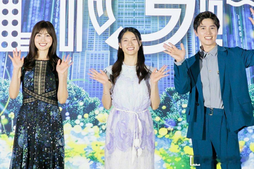 日娱新闻土屋太凤 女演员土屋太凤于5月31日与姐姐、女演员土屋炎伽，以及弟弟、声
