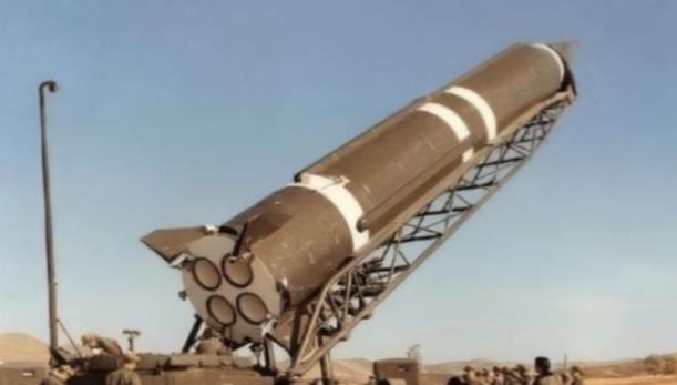 一口气花35亿买东风导弹，又砸150亿请中国驻军，付款极其爽快。谁能想到，在战火