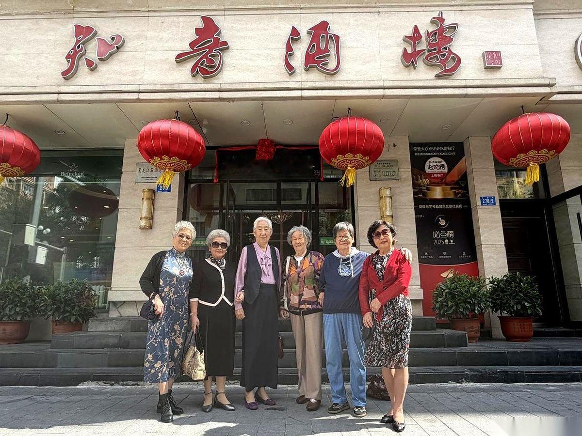 六个加起来五百多岁的老太太，穿着旗袍和套裙往饭店桌前一坐，直接点上了原汁麦啤酒。