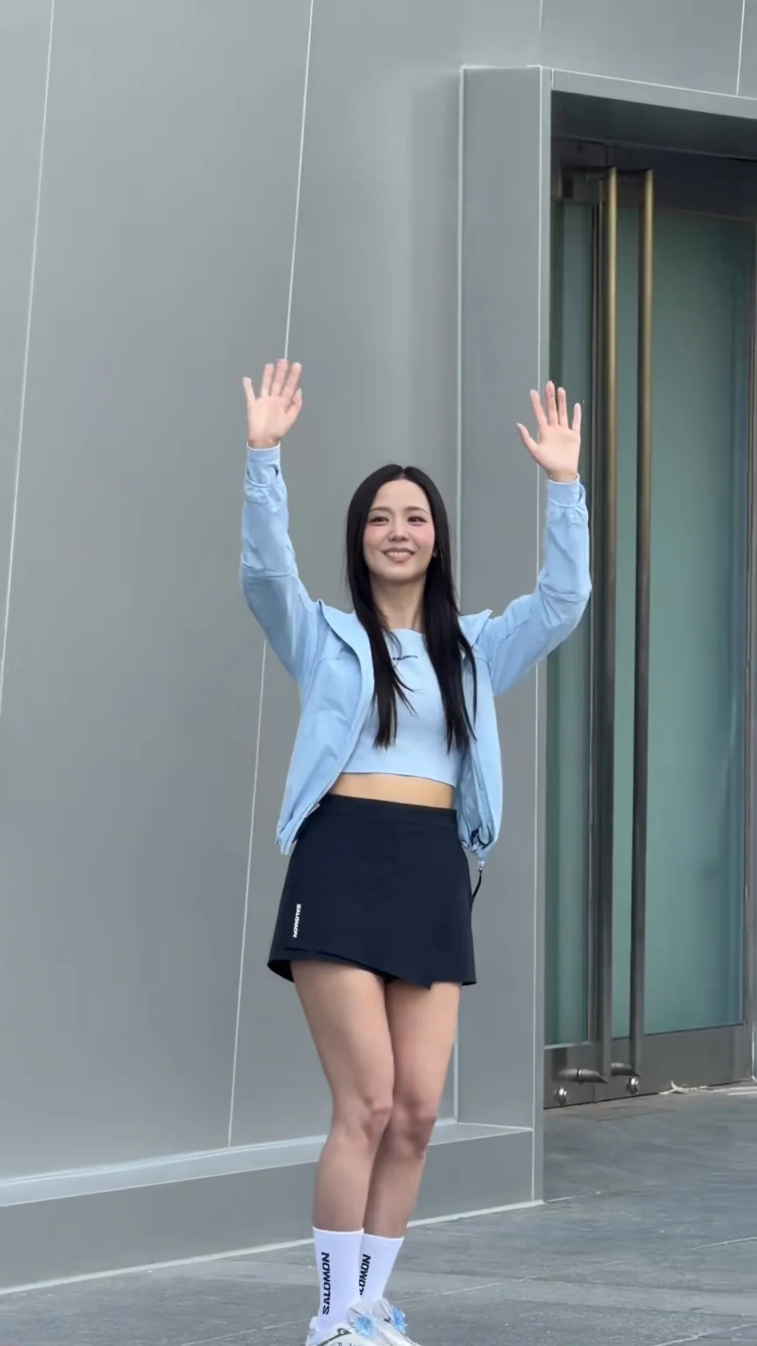 jisoo朝你跳一跳啦 开开心心